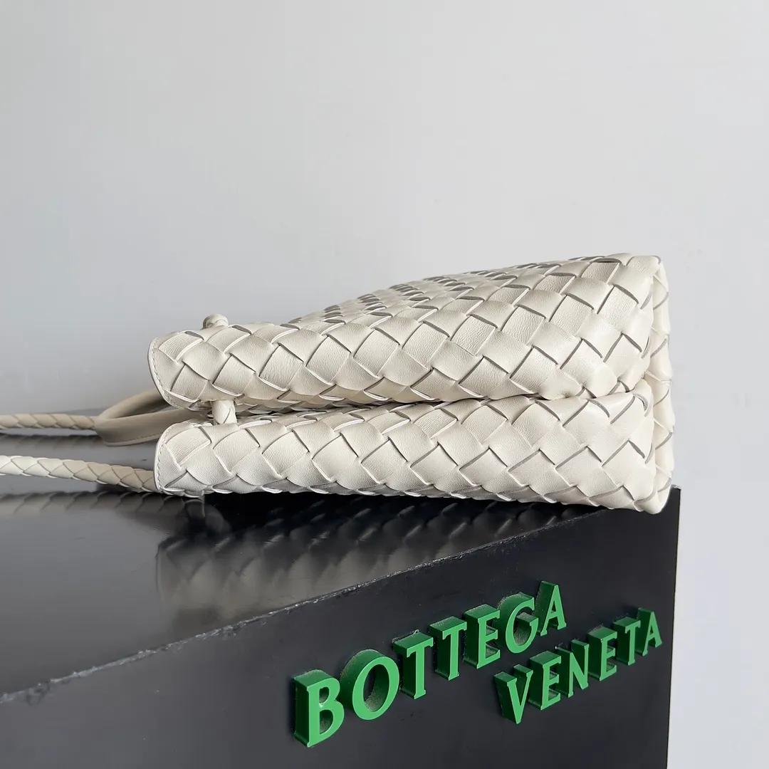 The 2023 new Andiamo batch of 2260 BV has been shipped‼ ️Really popular🔥The new Andiamo woven handbag launched by Bottega Veneta this season is really popular all over the world! ! Celebrities at home and abroad have worn it, and Oscar-winning actress Michelle Yeoh has taken it out on the street. Song Jia, Trai Yara, Yu Feihong, Sanji Ayaka, Rosie Hunting-Whiteley, Yoshioka Riho, etc. have all picked up this bag. It is classic and versatile, showing off its temperament, and the bag capacity is also large, which is very convenient for daily commuting! ! A variety of carrying methods, the shoulder straps can be adjusted by yourself, the original lambskin feels soft and delicate, and the unisex style breaks the gender boundaries and brings a more practical and long-lasting use experience. Andiamo, which has both elegant and casual styles, perfectly interprets the true appearance of "fashionable old money style". Style number: 743572 Size: 32*24*12